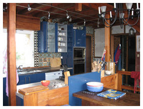 La Conciergerie - galley kitchen and dining area